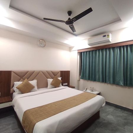 Hotel Earth Inn, Subhash Bridge, Rto Circle, Ахмедабад Екстериор снимка