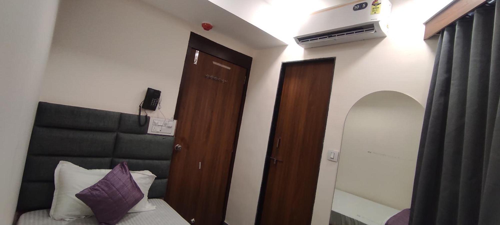 Hotel Earth Inn, Subhash Bridge, Rto Circle, Ахмедабад Екстериор снимка