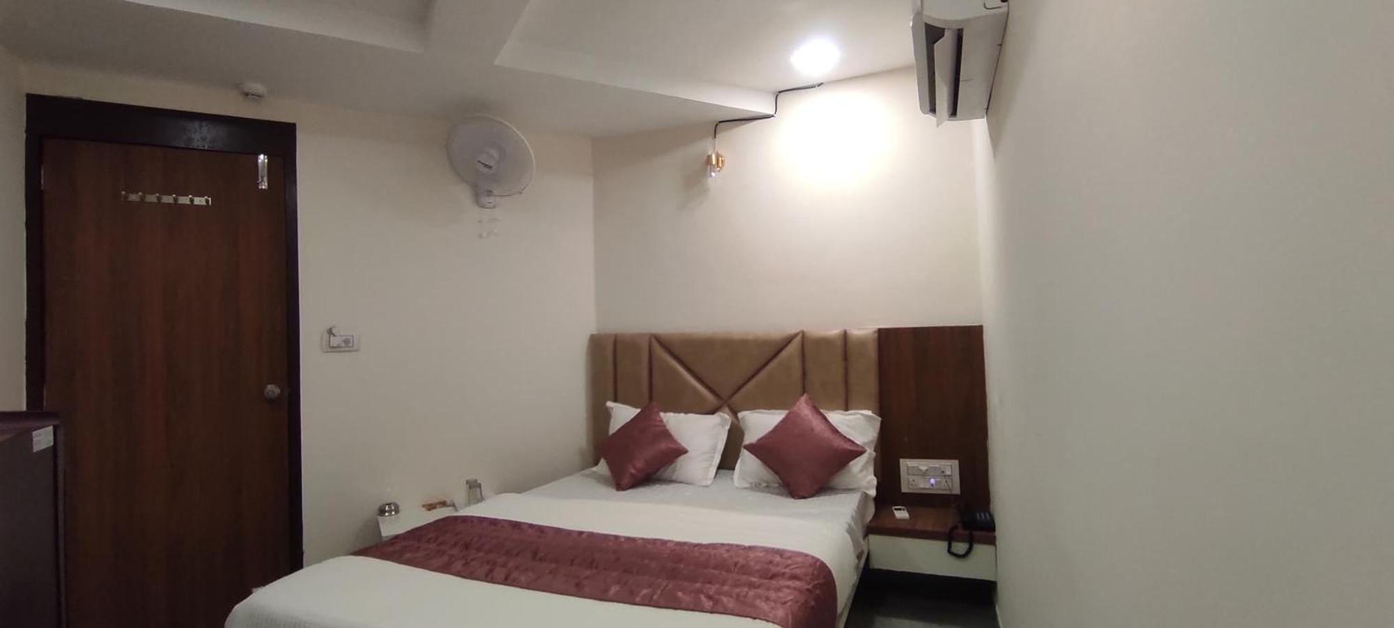 Hotel Earth Inn, Subhash Bridge, Rto Circle, Ахмедабад Екстериор снимка