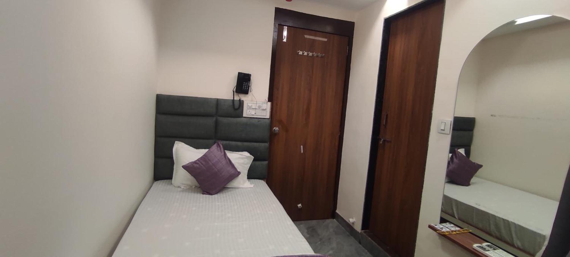 Hotel Earth Inn, Subhash Bridge, Rto Circle, Ахмедабад Екстериор снимка