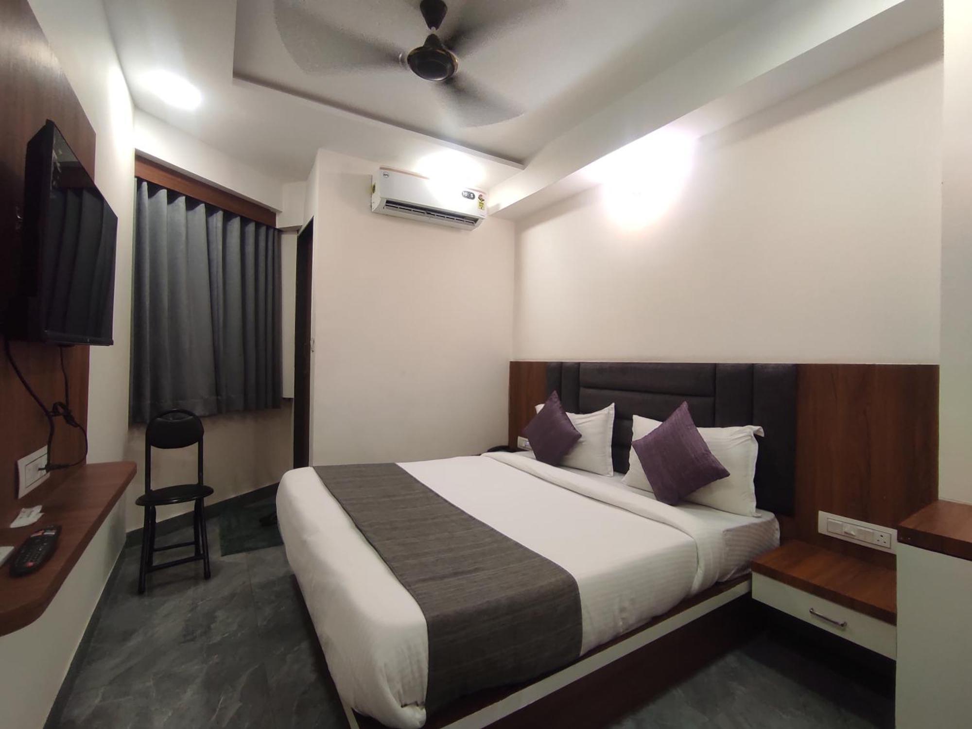 Hotel Earth Inn, Subhash Bridge, Rto Circle, Ахмедабад Екстериор снимка