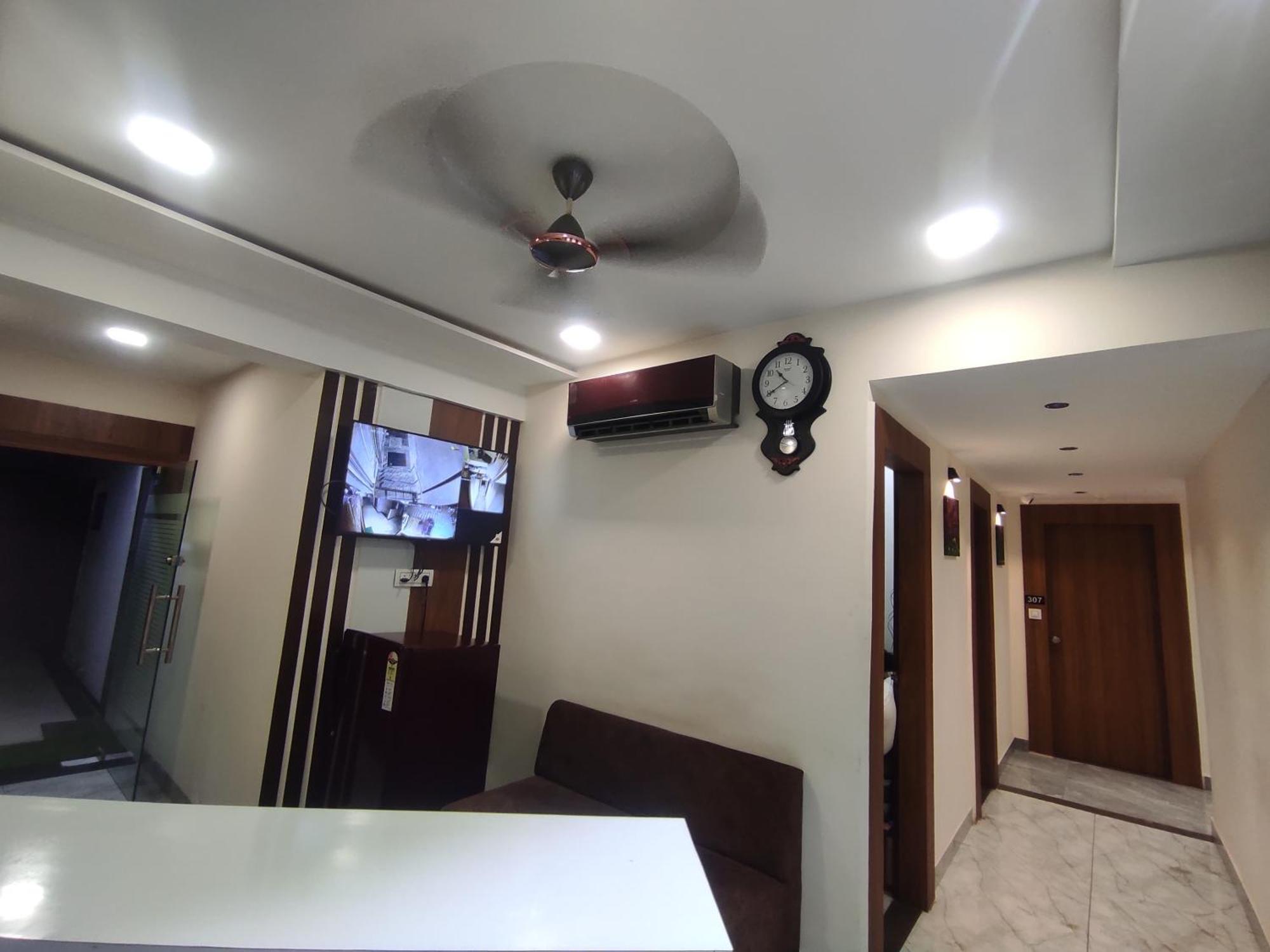 Hotel Earth Inn, Subhash Bridge, Rto Circle, Ахмедабад Екстериор снимка