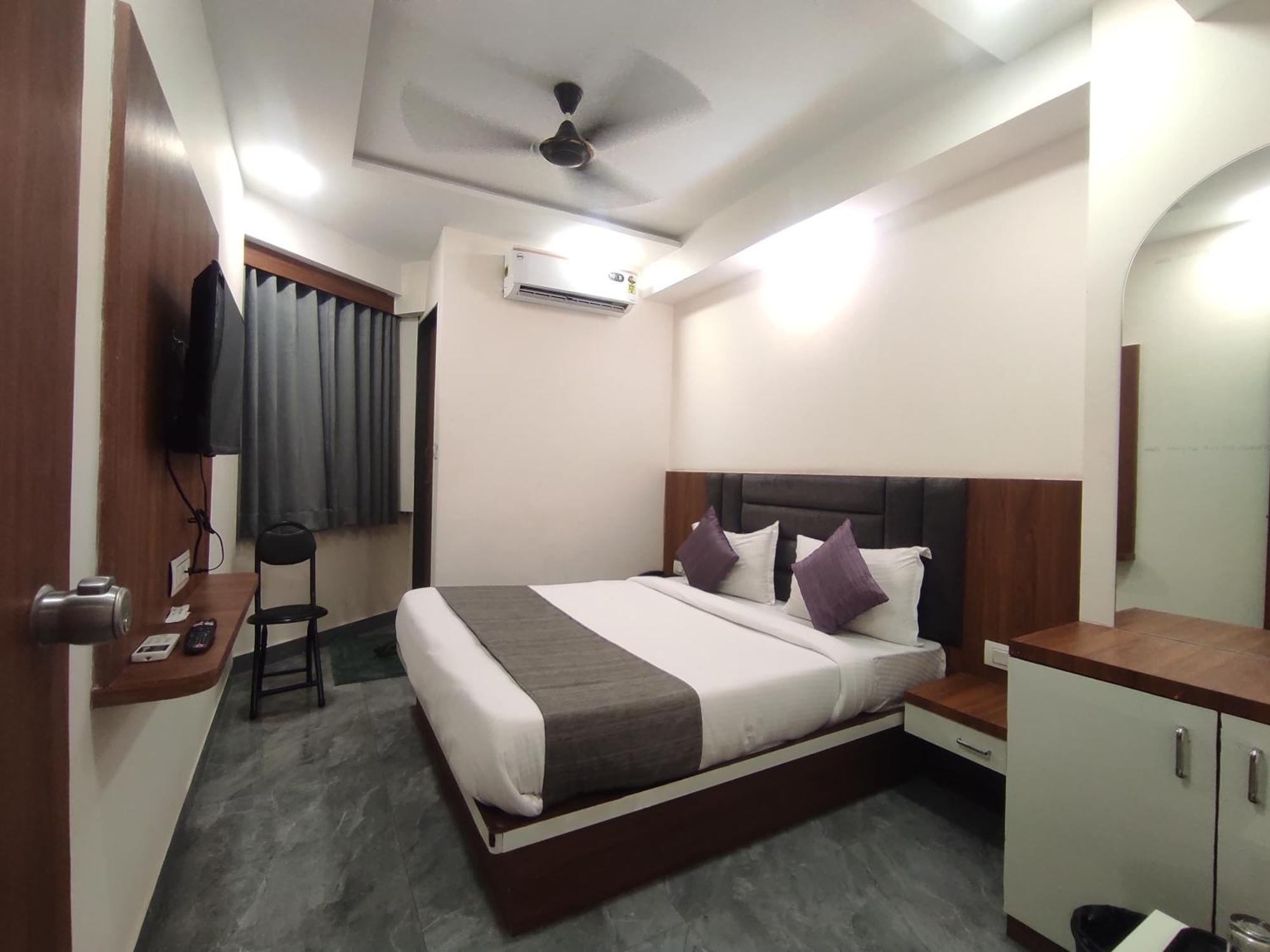 Hotel Earth Inn, Subhash Bridge, Rto Circle, Ахмедабад Екстериор снимка