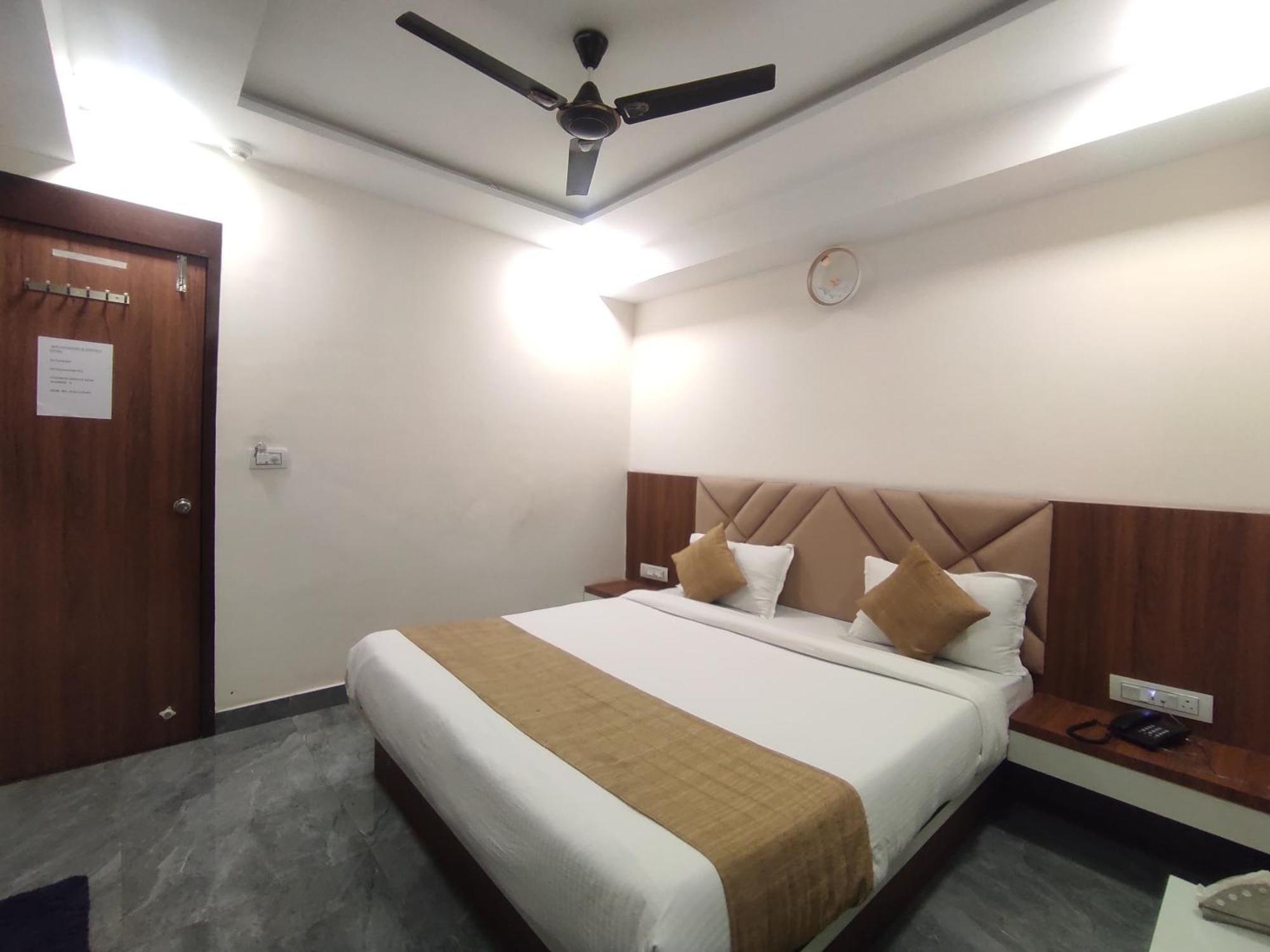 Hotel Earth Inn, Subhash Bridge, Rto Circle, Ахмедабад Екстериор снимка