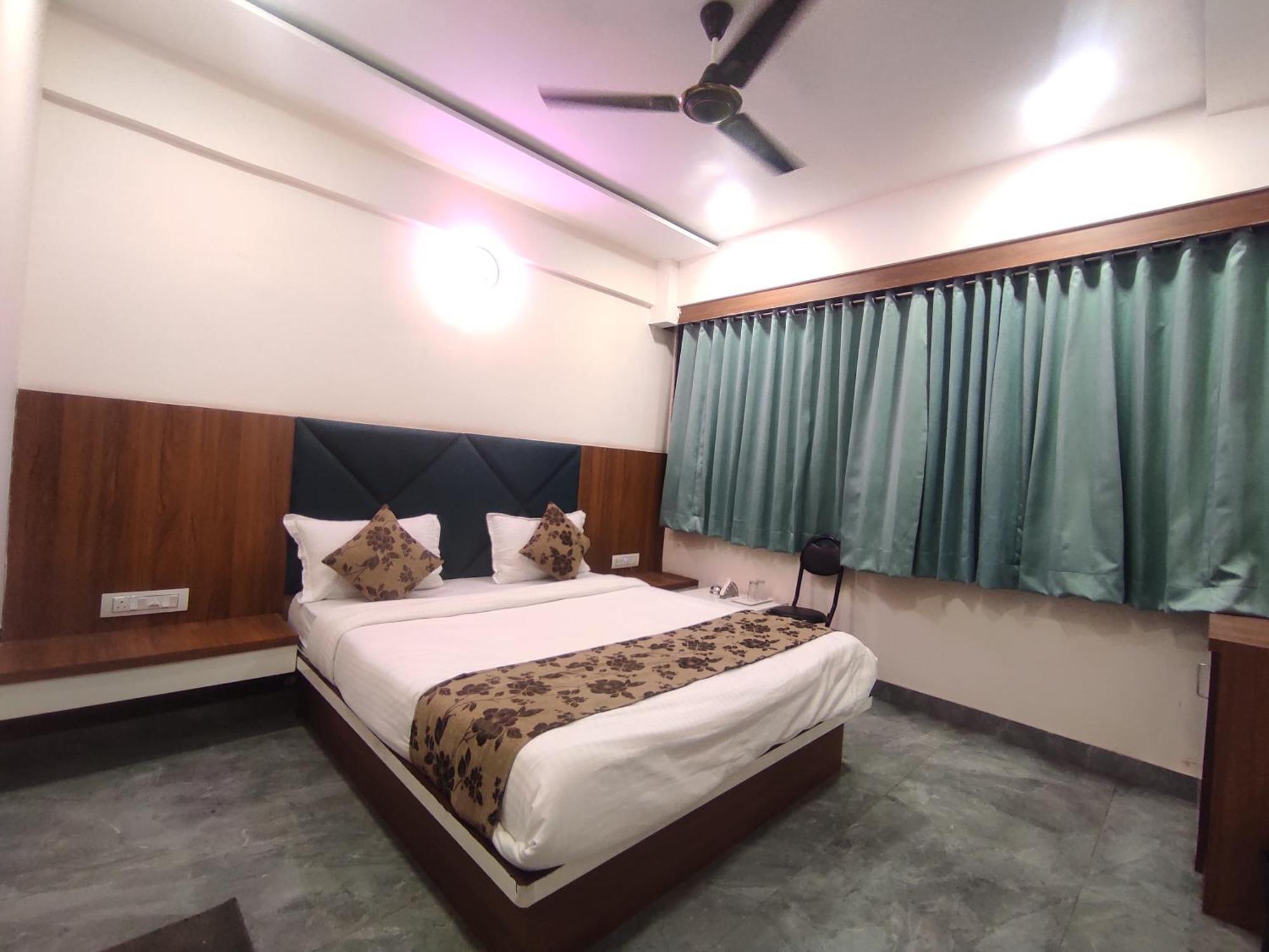 Hotel Earth Inn, Subhash Bridge, Rto Circle, Ахмедабад Екстериор снимка