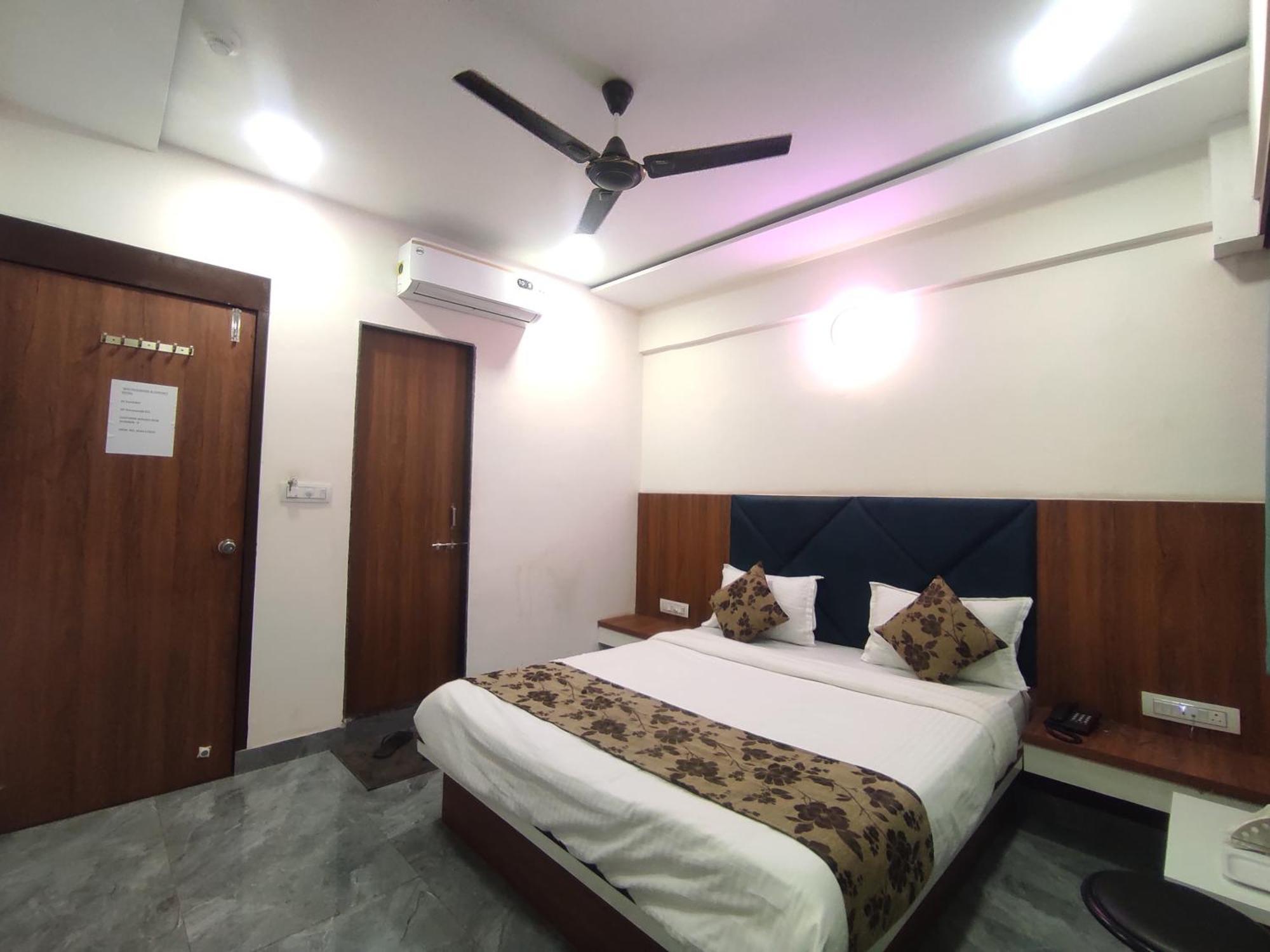 Hotel Earth Inn, Subhash Bridge, Rto Circle, Ахмедабад Екстериор снимка