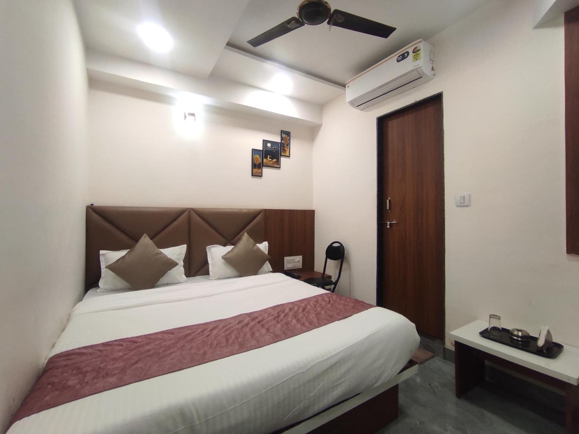 Hotel Earth Inn, Subhash Bridge, Rto Circle, Ахмедабад Екстериор снимка